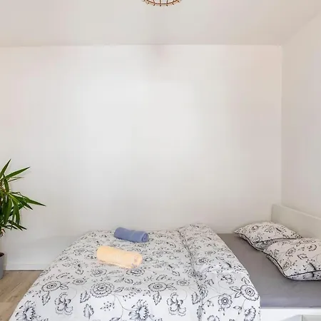 Castle Street Apartment *